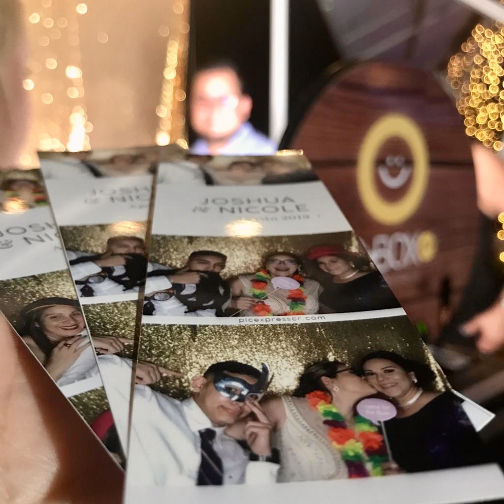 Tiras de fotos instantáneas impresas en una celebración de PicExpress Costa Rica